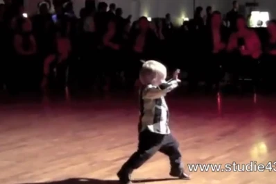 Tiene dos años y baila el rock como un pequeño Elvis