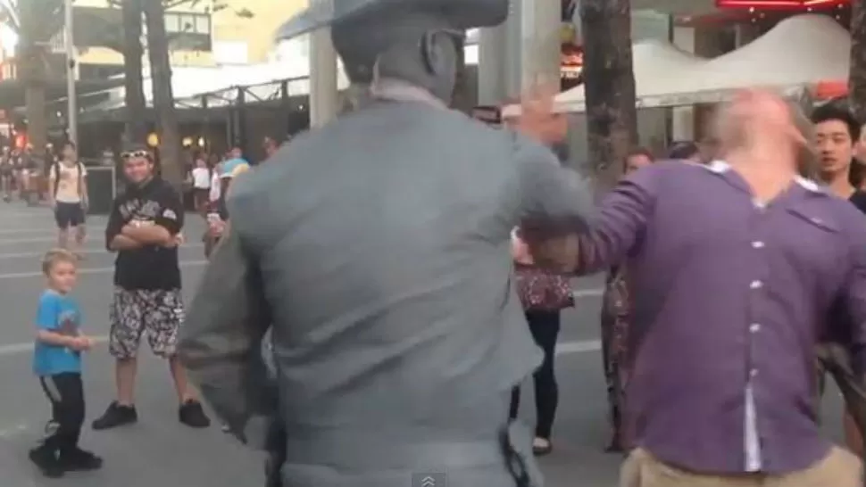 TUVO SU MERECIDO. El molesto no esperó la reacción. CAPTURA DE VIDEO. 