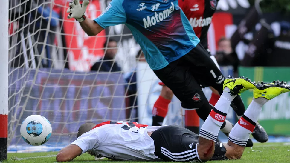 CON LA MANO. El delantero de River reconoció luego que había cometido una falta antes de anotar el gol. DYN