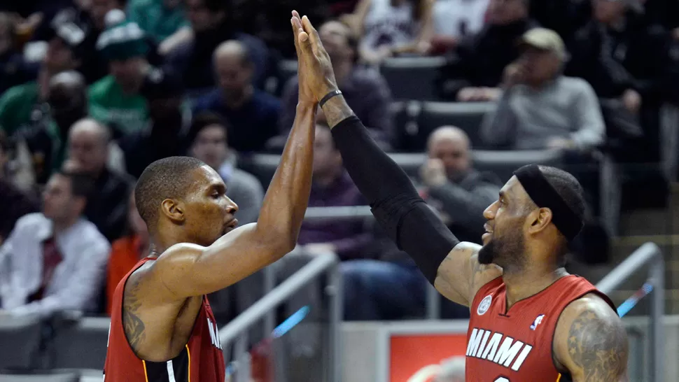 DUPLA. Bosh y James sigue siendo pilares del equipo de Florida. REUTERS