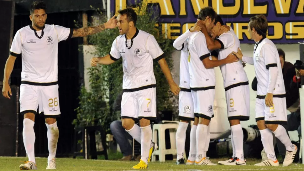 DE FESTEJO. Nada mejor que una victoria para celebrar los 100 años del club. All Boys le ganó 2 a 1 a Atlético Rafaela. TELAM