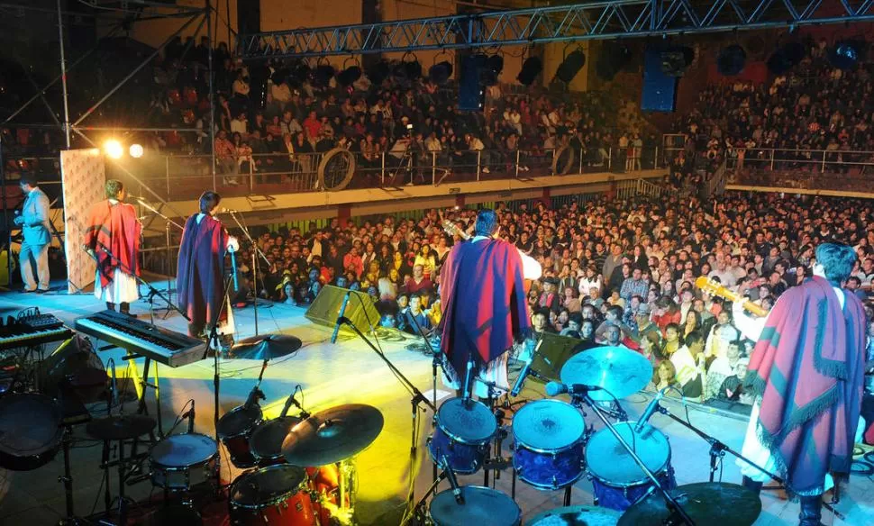 BAJO PONCHO. Los Arrieros recogieron numerosas ovaciones. LA GACETA / FOTOS DE HECTOR PERALTA