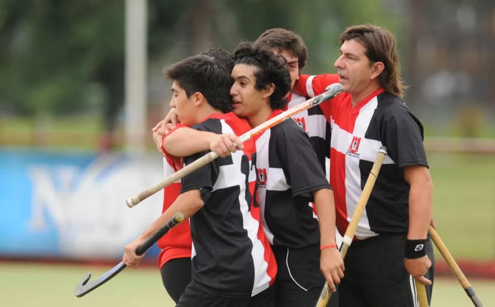 FELICES. Los jugadores de IPEF festejan uno de los goles contra Cardenales. 