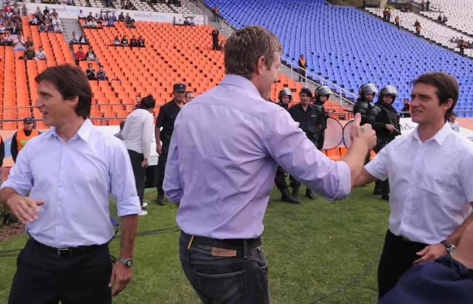 LA ESCENA DEL DÍA. Martín Palermo y Guillermo Barros Schellotto se saludan con policías de testigos. 