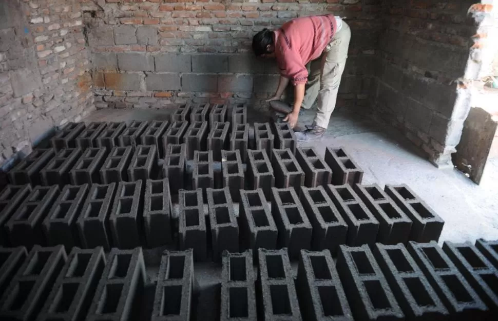 ADOQUINES Y BLOQUES. La Nación financiará la construcción de 16 fábricas con insumos para viviendas, según precisó la ministra Beatriz Mirkin. LA GACETA / FOTO DE FRANCO VERA (ARCHIVO) 