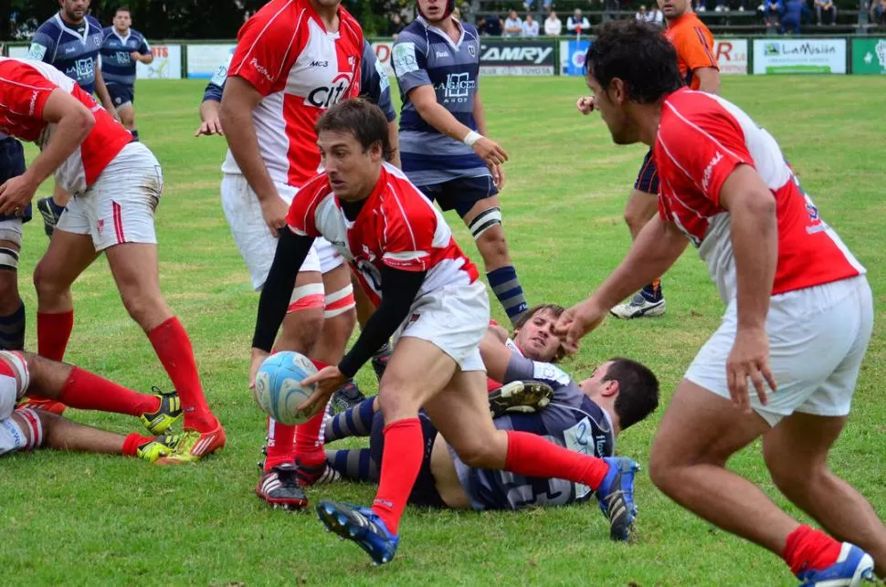 FRAGOR DE LA LUCHA. Jockey (S)-Uni volvió a ser un duelo de alta intensidad. 