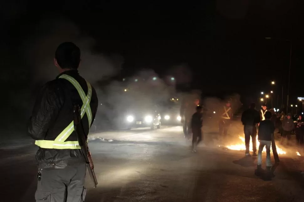 SALIERON A CORTAR LA RUTA. Vecinos y familiares de la víctima impidieron el paso por la ruta 9, el sábado a la noche, en reclamo de justicia. 