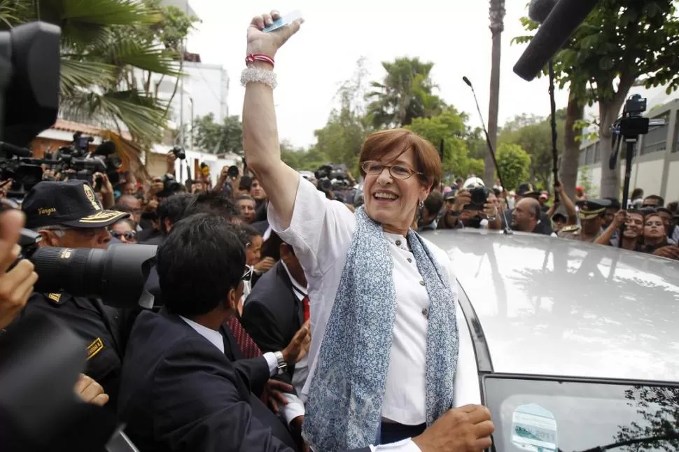 SALUDO. Villarán, luego de emitir su voto en el centro de Lima. REUTERS