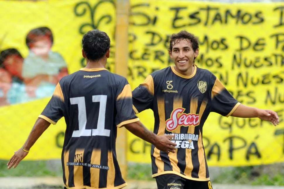 VENGA ESE ABRAZO, AMIGO. Martínez acaba de convertir su gol, el quinto para Lastenia ante Defensores de Monte Quemado. Juan Lazo (11) se acerca para felicitar al volante derecho de la gloria. 