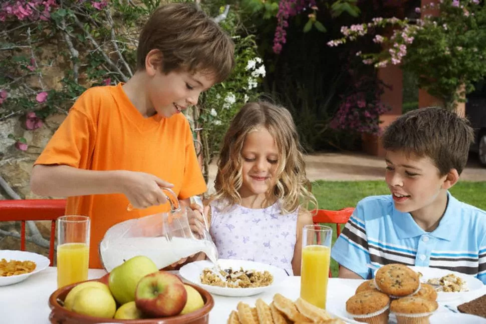 EL DESAYUNO ES CLAVE. Licuados, jugo de naranja, galletitas con queso, yogur con cereales... todo vale. APPETITESCATERING.COM