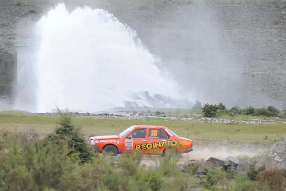 A TODA MARCHA. Miguel Reginato acelera su Renault 18 en la zona de La Angostura. El experimentado piloto se impuso de punta a punta en la prueba de El Mollar, con que se inició la temporada. 