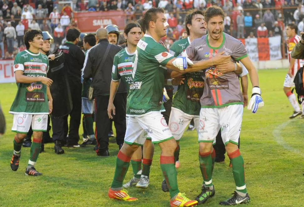 ENLOQUECIDO. Toledo y Rojas intentan controlar a un Bordón que sobre el final dio la nota por insultar a la hinchada local. LA GACETA / FOTO DE HéCTOR PERALTA