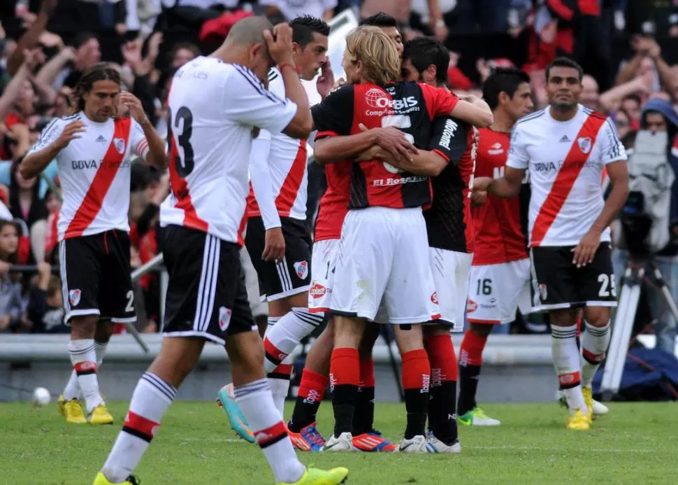 LAS DOS CARAS DE LA MONEDA. Ponzio, Luna y Rogelio Funes Mori se lamentan por la derrota que sufrieron en Newell's, mientras los jugadores leprosos celebran el triunfo que los dejó como escoltas. 