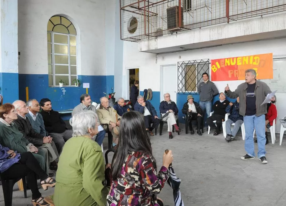 LA ASAMBLEA. Los vecinos debatieron ayer en el patio de la parroquia El Salvador sobre los reclamos al ministerio. LA GACETA / FOTO DE HECTOR PERALTA