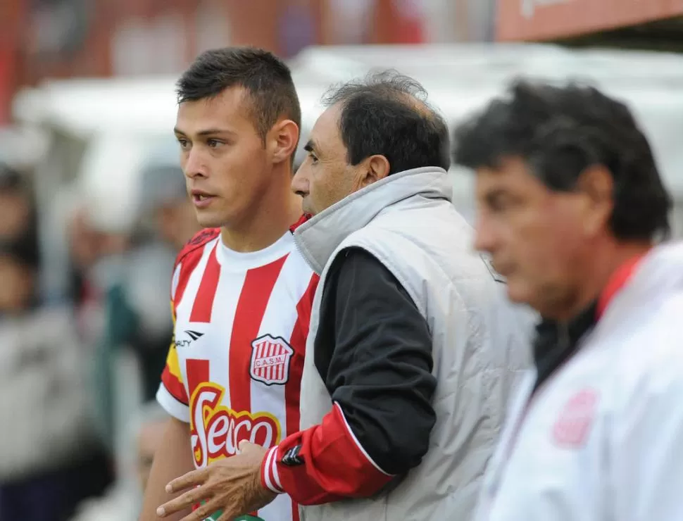 ESCUCHA CON ATENCIÓN. Roldán le está dando las últimas indicaciones a Chacana antes de entrar a la cancha. El juvenil encontró el camino del gol y de la victoria en un santo que no estaba jugando bien. 