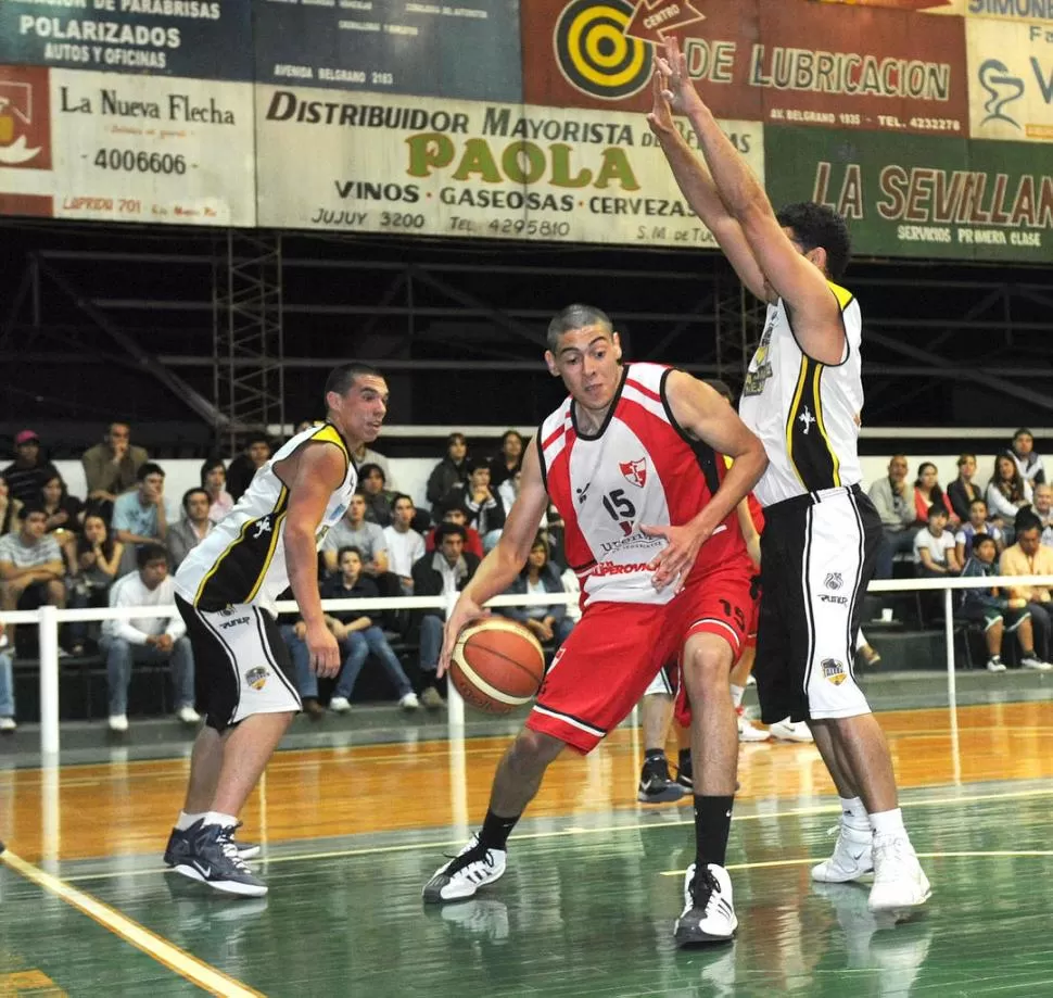 SE DESTACÓ. Gerardo Miranda anotó 12 puntos y bajó cuatro rebotes. 