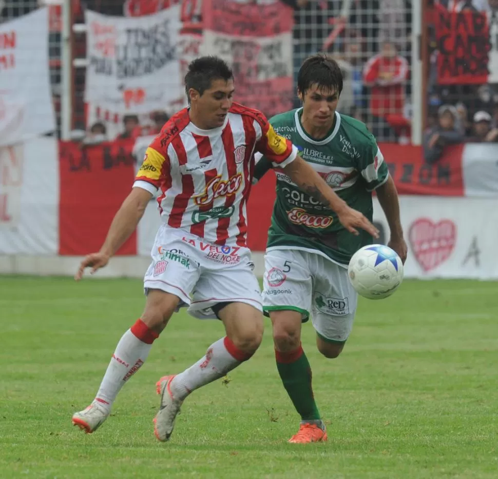 MUCHA ENERGÍA... Pero mal repartida en Rodríguez, que intenta vulnerar a Fernández. El delantero juega a las apuradas. 