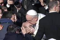 El Papa Francisco se metió en medio de la multitud