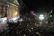 Francisco llamó por teléfono a las 3 de la madrugada y bendijo a la multitud en la Plaza de Mayo