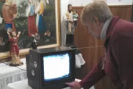 En Los Pocitos invitaron con campanas a ver la asunción del Papa de las villas