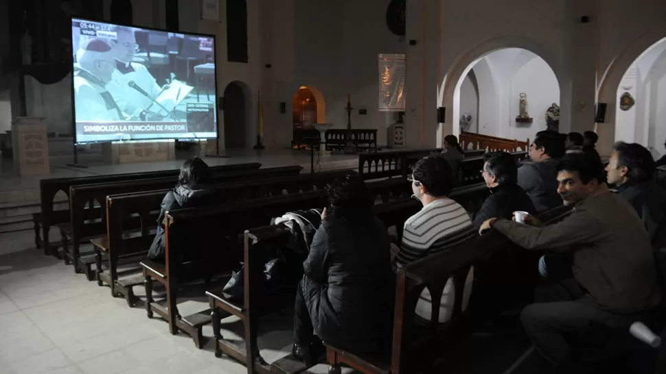 ATENTOS Y EMOCIONADOS. Los devotos se distribuyeron en los bancos de la Catedral de Concepción. LA GACETA / FOTO DE OSVALDO RIPOLL