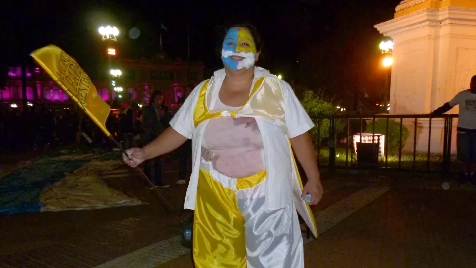 PASION DE MULTITUDES. Una joven diseñó un divertido traje con los colores de la bandera papal. LA GACETA / FOTO DE MAGENA VALENTIE (ENVIADA ESPECIAL)