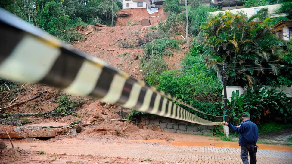 DESTROZOS. La lluvia causó además daños materiales. REUTERS.