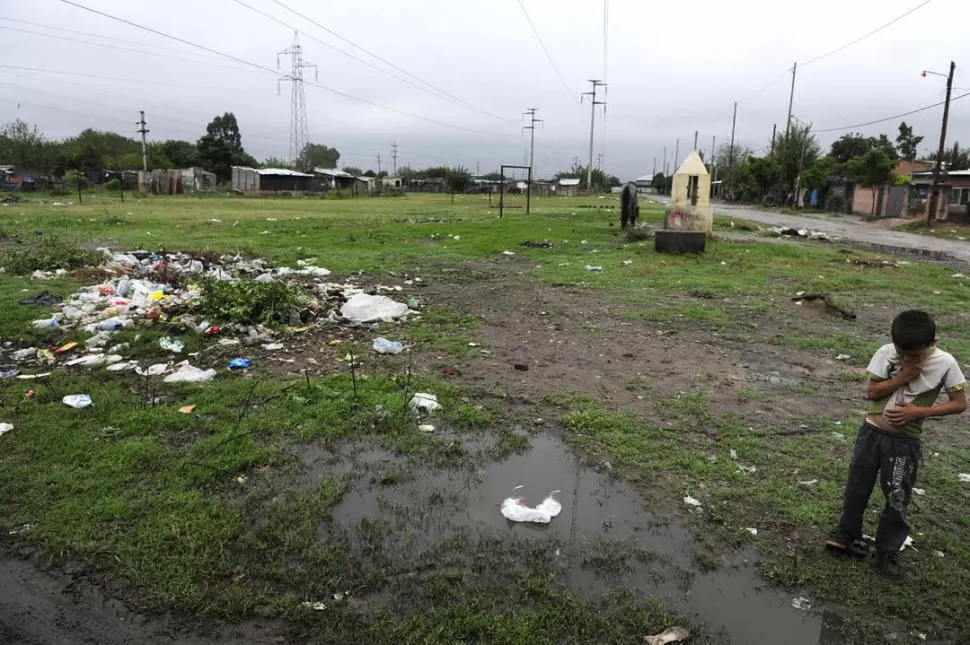  ABANDONO. Los basurales son una constante preocupación en el asentamiento 14 de Septiembre. LA GAECTA / FOTOS DE JORGE OLMOS SGROSSO