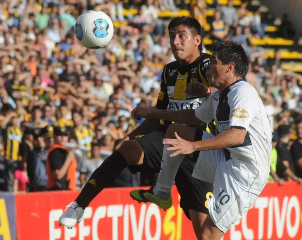 LO DEJARON GRABANDO. Medina (derecha) quiere llevarse la pelota en el partido de ayer que se jugó al mismo tiempo que el entrenamiento del decano; el cuerpo técnico deberá analizarlo en estos días. 