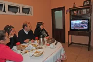 Café humeante y roscas dulces para ver a Francisco