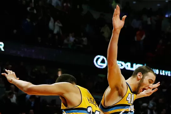 EN ALZA. JaVale McGee y Kosta Koufos celebran el buen momento del equipo de Denver. REUTERS