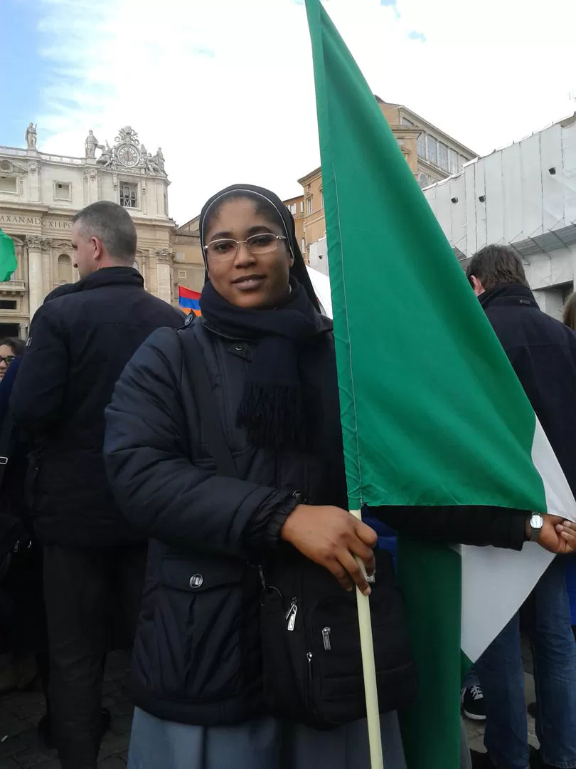 VIVIR POR CRISTO. La hermana nigeriana Osuji (izq.) y un grupo de monjas griegas, en la misa que inauguró el pontificado de Francisco. LA GACETA / FOTO DE JOSé NAZARO (ENVIADO ESPECIAL) - EFE 