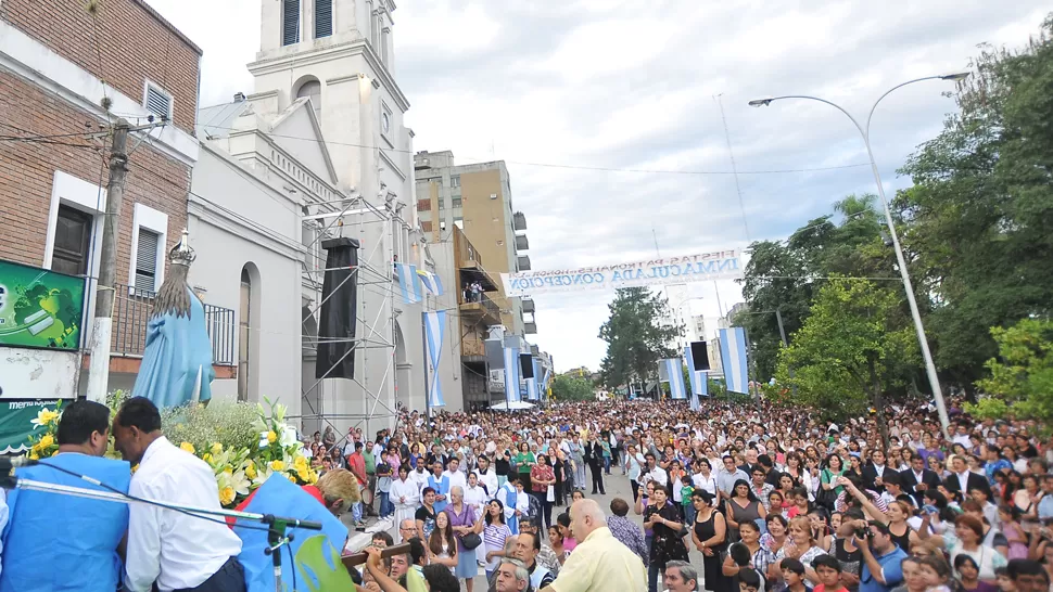 FERVOR. La primera cuadra de Nasif Estéfano, donde está la Catedral, cambiaría de nombre. ARCHIVO LA GACETA / FOTO DE OSVALDO RIPOLL