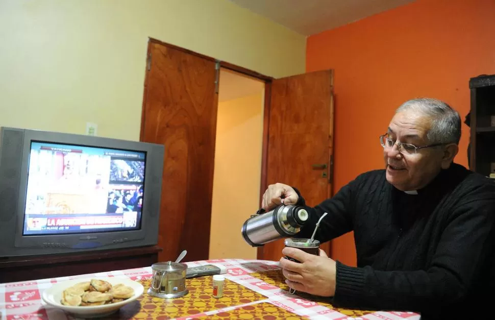 UN DESAYUNO DISTINTO. Mate en mano, monseñor Melitón Chávez siguió la ceremonia desde la cocina del departamento en el que vive, en la parroquia El Salvador. LA GACETA / FOTO DE HECTOR PERALTA 