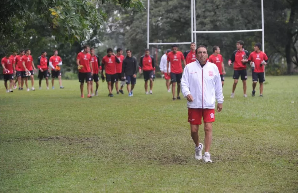 TODO LISTO. Roldán piensa el plan y sus jugadores están listos para ejecutarlo.  