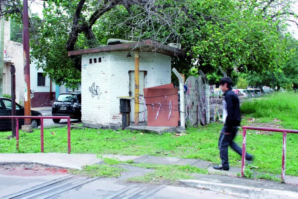 UN PELIGRO. La garita se ha convertido en un búnker en el que se generan todo tipo de perturbaciones. LA GACETA / FOTO DE DIEGO ARáOZ