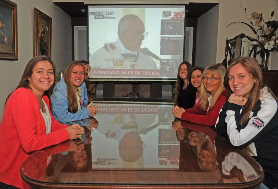 PLATEA PREFERENCIAL. Eduardo de Zavalía, su esposa Liliana Stordeur y sus cinco hijas mujeres aplaudieron, rieron y se emocionaron hasta las lágrimas cada vez que Jorge Bergoglio aparecía en las imágenes de la televisión. LA GACETA / FOTOS DE FRANCO VERA