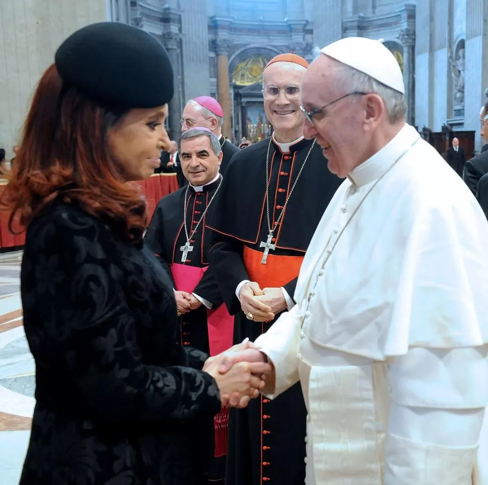 SENSIBILIZADA. Así se observó a la Presidenta durante el saludo a Francisco. PRESIDENCIA DE LA NACION