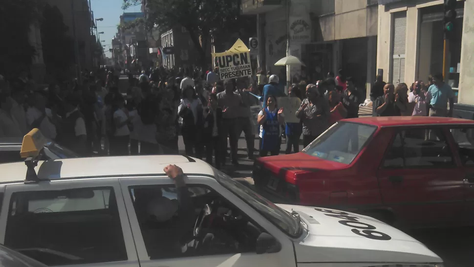 RECLAMO. Así fue el corte de calle en 24 de Septiembre y Salta. LA GACETA / FOTO DE JOSE INESTA