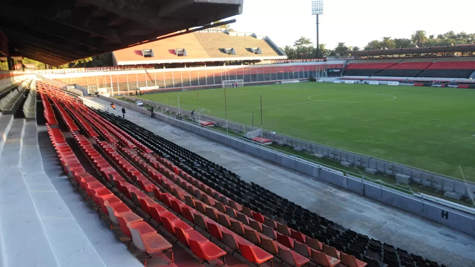 UN LUJO. El Coloso Marcelo Bielsa se vestiría de gala para recibir a su hincha más famoso, que nunca jugó un partido oficial en el Parque de la Independencia. TELAM / ARCHIVO