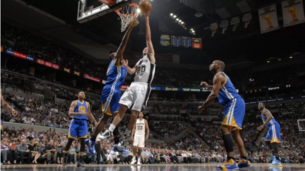 BIEN ARRIBA. El bahiense define ante la marca, en otra noche brillante de su equipo, que sueña con el anillo. FOTO TOMADA DE NBA.COM/SPURS