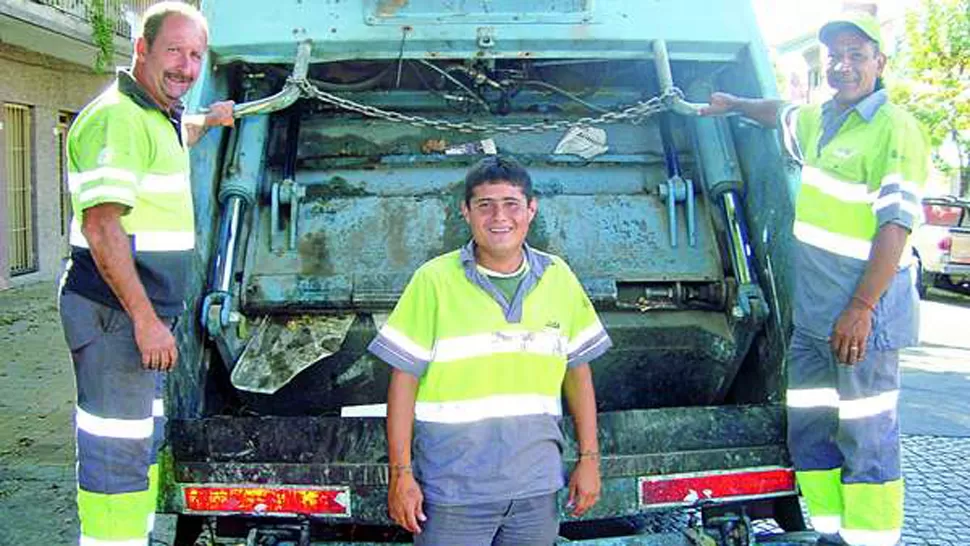 BIEN ARRIBA. Carpintero posa junto a dos compañeros y el camión con el que trabajan todos los días. FOTO TOMADA DE OLE.COM.AR