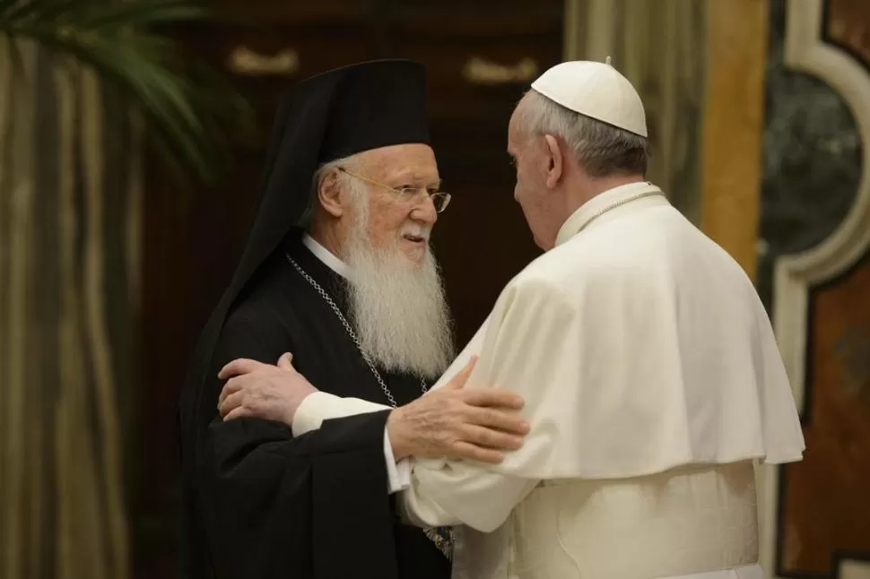 UN HITO. Por primera vez, desde 1054, un jefe de la Iglesia Ortodoxa -Bartolomé- asistió a la misa inagural de un Papa romano. REUTERS 