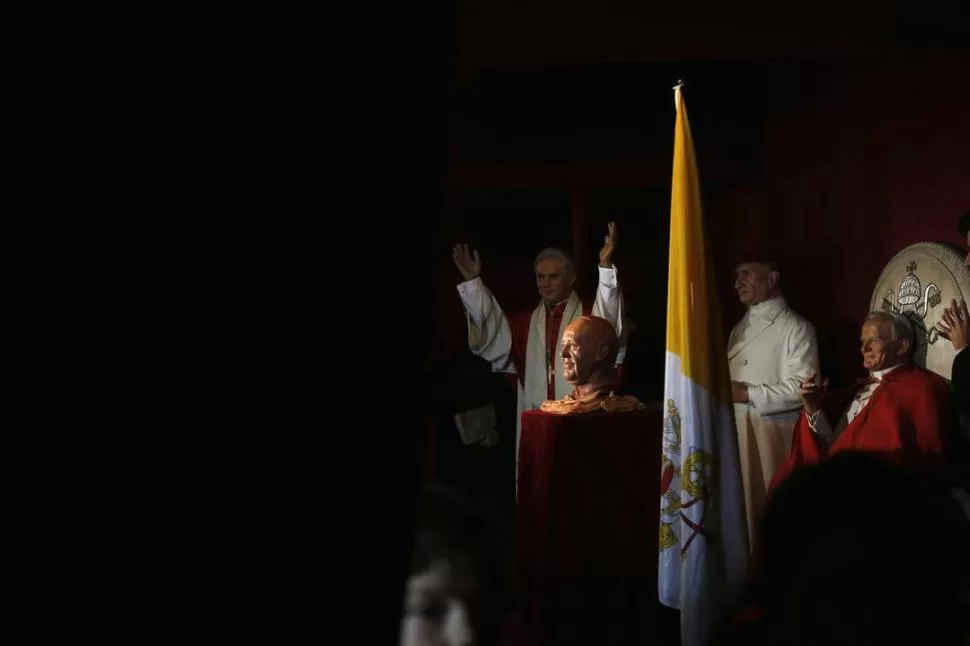 REFLEJOS. En el Museo de Cera de Madrid ya hay un busto en arcilla de Francisco. REUTERS 