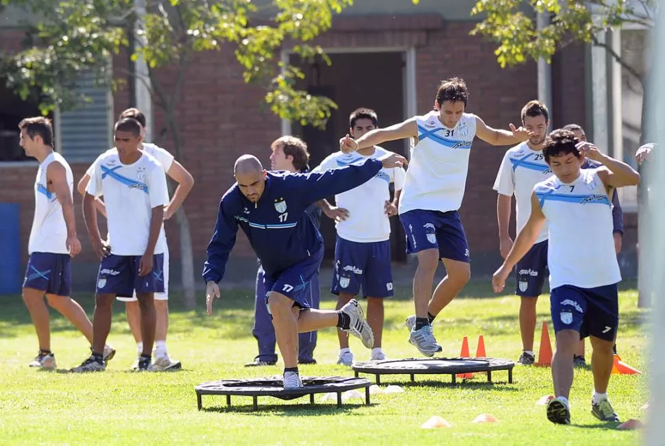 DE TODO. Barone, Barrado y Rodríguez realizan distintos tipos de ejercicios mientras Bustamante y Dutari esperan atrás. La defensa y Lucchetti sobresalen por estas horas. Pulguita se guarda sus goles. 