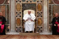 El Papa cambió el trono de oro por un sillón