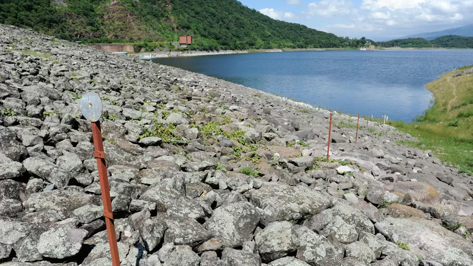 IMAGEN ELOCUENTE. Desde 1972 que el agua no llegaba a los niveles de estos días. LA GACETA / FOTO DE JUAN PABLO SANCHEZ NOLI