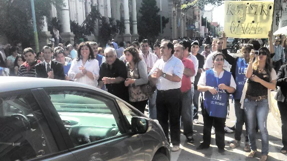 MALESTAR. Algunos automovilistas quedaron atrapados en los cortes. LA GACETA / FOTO DE JOSE INESTA