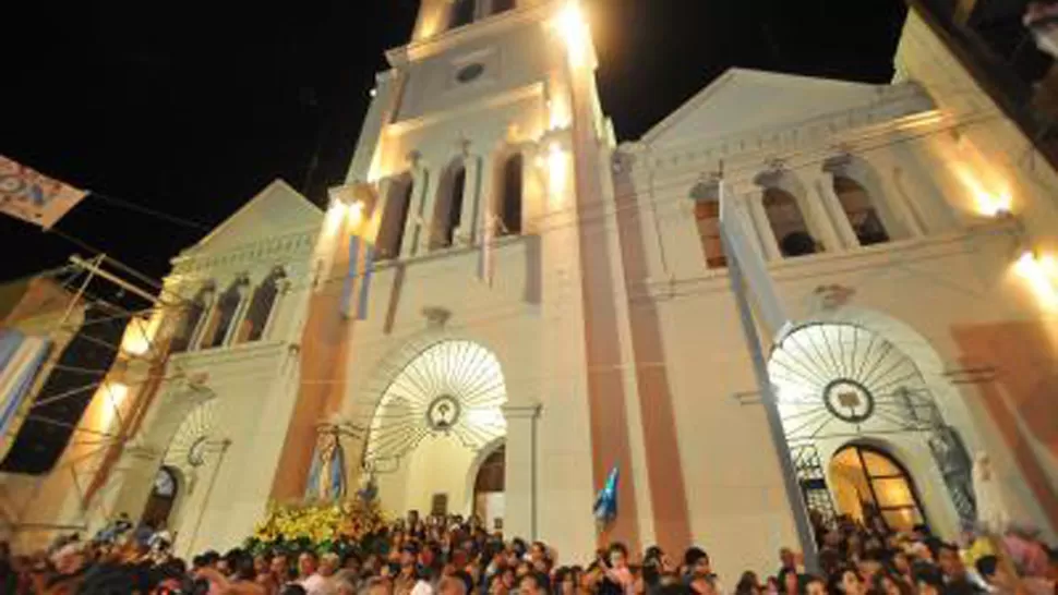 DEVOCION. La primera cuadra de la calle Nasif Estéfano, donde está la Catedral, suele ser lugar de encuentro para miles de concepcionenses durante las fiestas religiosas. LA GACETA / OSVALDO RIPOLL