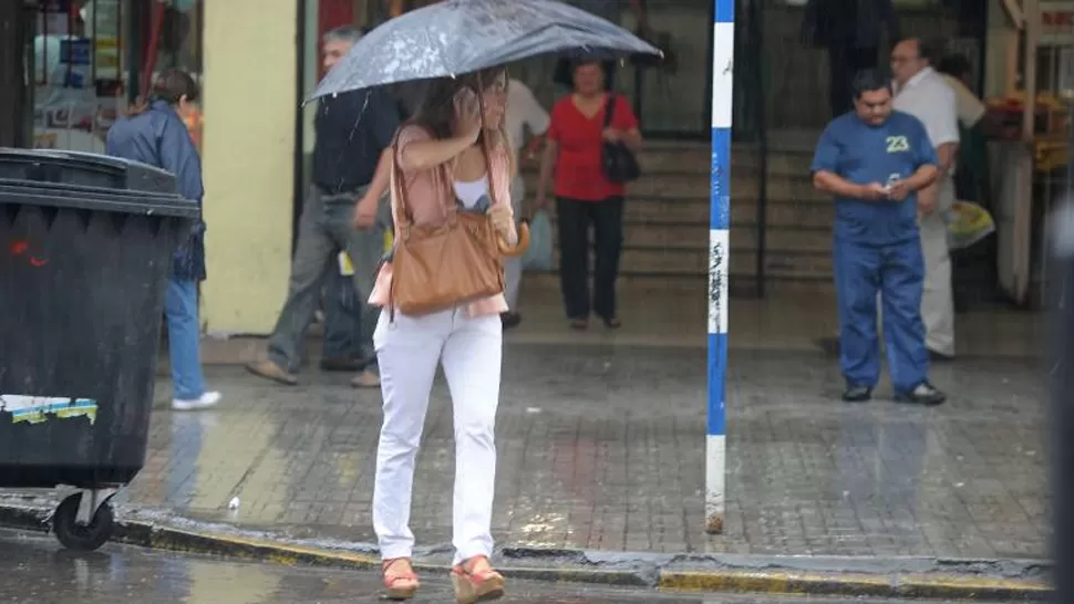 A CUIDARSE. Este fin de semana habría que salir a la calle preparados. ARCHIVO LA GACETA 